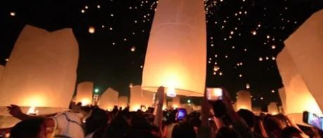 তবে জনশ্রুতি বলে, ১৯১২ সালে উত্তর কলকাতার বিডন স্ট্রিটের দর্জি পাড়ায় প্রথম ফানুস ওড়ে। কলকাতায় তখন বাবু সংস্কৃতির রমরমা। তার মাঝেই শহরের আকাশে প্রথম ফানুস ওড়ান স্কটিশ চার্চ কলেজের গণিতের অধ্যাপক গৌরীশঙ্কর দে। 