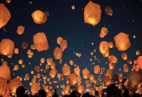 পরে কালী পুজোয় ফানুস ওড়ানো প্রথা হয়ে দাঁড়ায় উত্তরের অন্যান্য বাড়িতেও। 