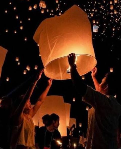 কালীপুজোর বিকেলে একসঙ্গে সব বাড়ি থেকে ফানুস ওড়ানো হত। আকাশ জুড়ে উড়ে বেড়ানো অজস্ৰ ফানুস এক অনবদ্য দৃশ্যের জন্ম দিত। 