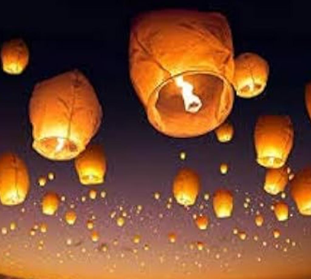 ফানুস ছিল বাবুদের বাবুয়ানির চিহ্নও। এক সময়ে বিদেশ থেকে আনানো হত ফানুস তৈরির উপকরণ। কালীপুজোর দিন দশেক আগে থেকেই শুরু হয়ে যেত সেই প্রস্তুতি। 