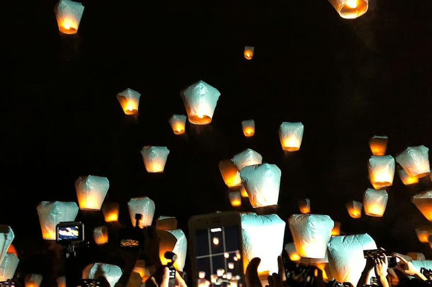 কাগজের তৈরি ফানুস, ওড়ানো হত গরম হাওয়ায়। কারণ তা হালকা। তুলোর বল বা নুটিকে ডুবিয়ে রাখা হত স্পিরিটে। ফানুস ওড়ানোর সময়ে তাতে আগুন ধরিয়ে উড়িয়ে দেওয়া হত আকাশে।