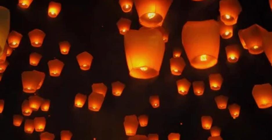 ফানুসের উৎপত্তি দিল্লিতে। তখন অবশ্য এই ধরনের ফানুসগুলোর নিয়ন্ত্রণ থাকত যিনি ওড়াচ্ছেন, তাঁর হাতেই। তাই ইচ্ছেমতো নামিয়ে নেওয়া যেত। তবে উত্তর ভারতের থেকে কলকাতার ফানুস কিছুটা আলাদা। 