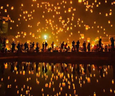 গৌতম বুদ্ধের কাহিনির সঙ্গেও ফানুসের যোগ আছে। প্রবারণা পূর্ণিমা বা আশ্বিনী পূর্ণিমায় বৌদ্ধ সম্প্রদায়ের মানুষেরা আকাশে ফানুস ওড়ান। অনির্বাণ মুক্তি লাভের জন্য তাঁদের এই আয়োজন।