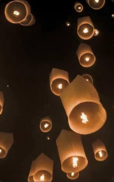 কলকাতার মেটিয়াবুরুজে ছোটা লখনউ স্থাপিত হওয়ার পরে ফানুস ওড়ানোর শখ জাঁকিয়ে বসে এ শহরে। তবে কলকাতায় ইংরেজ প্রভাবে ফানুস আসে- এমন মতও পাওয়া যায়। 