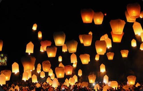 আশাপূর্ণা দেবীর বাবা, শিল্পী হরেন্দ্রনাথ গুপ্ত প্রতি কালীপুজোয় শখ করে ফানুস বানাতেন ও ওড়াতেন। 