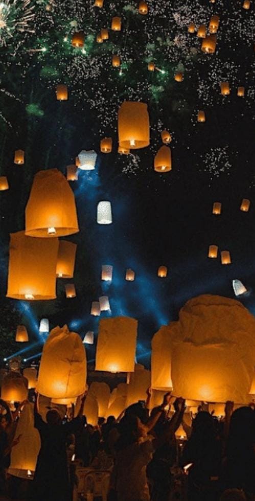 ঘুড়ির কাগজের মতো পাতলা কাগজ থেকে লম্বাটে লাউয়ের গড়নের ফানুস গড়তেন। নীচের খোলা দিকে শক্ত করে বেঁধে দেওয়া হত কেরোসিন ভেজানো বল। 