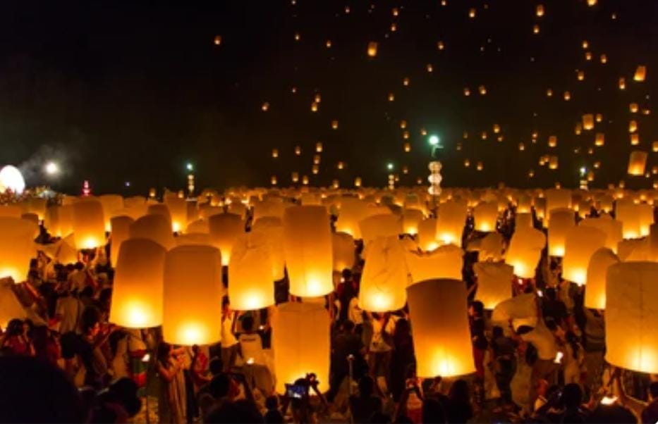 সাধারণ বাড়িতে আতশবাজির সঙ্গে এখনও ছাড়া হয় ফানুস। কিন্তু তার ধরন আলাদা। সেখানেও সাবেক ঐতিহ্যের বদলে 'চিনা স্টাইল' চলছে। দীপাবলিতে কলকাতা-সহ নানা প্রান্তে সম্মিলিত ভাবে ফানুস ছাড়ার আয়োজন হয়ে থাকে। (এই প্রতিবেদনটি ‘আনন্দ উৎসব’ ফিচারের একটি অংশ)।