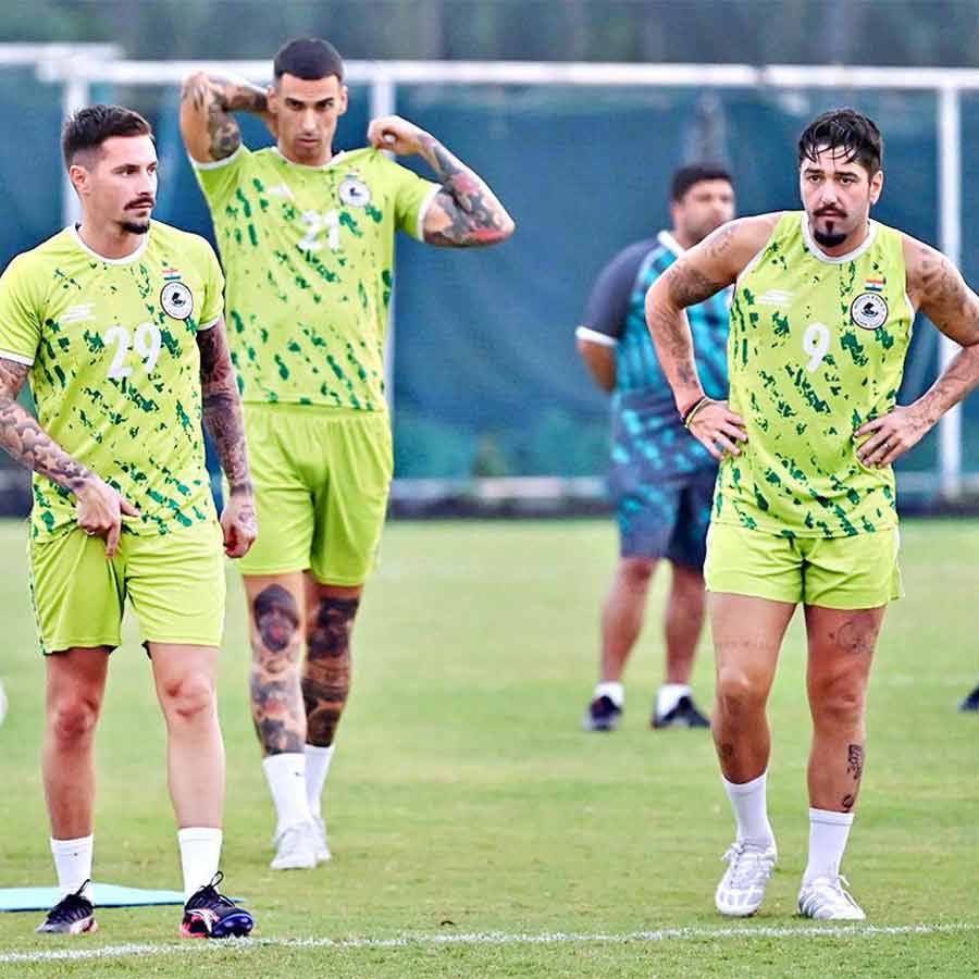 মহড়া: মোহনবাগানে ডার্বির প্রস্তুতিতে ম্যাকলারেন, আলবার্তো ও দিমিত্রি।