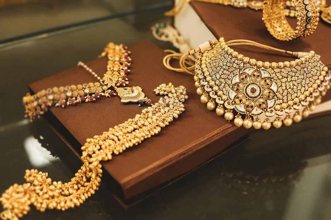 সোনা, রূপা, বাসনপত্র, দামি ধাতু, বৈদ্যুতিন সরঞ্জামের সঙ্গে এ দিন কেনা হয় ঝাঁটা।