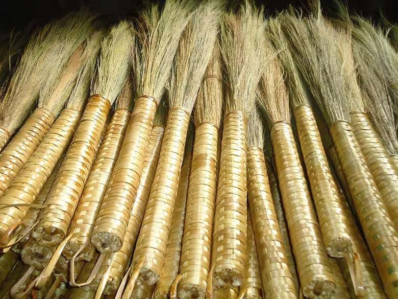 আগে মূলত অবাঙালি সম্প্রদায়ের মধ্যেই ধনতেরসে ঝাঁটা কেনার রেওয়াজ ছিল। এখন বাঙালিরাও সামিল হয়েছে ট্রেন্ডে।