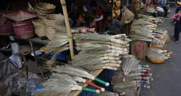 ধনতেরসের দিন পাড়ার দোকান থেকে শপিংমল, সর্বত্রই ঝাঁটার চাহিদা থাকে তুঙ্গে! এমনকি দোকানে লাইন দিয়ে ঝাঁটা কেনার দৃশ্যও দুর্লভ নয়।