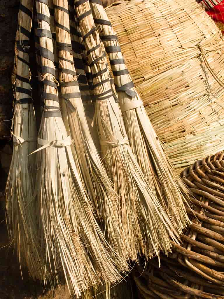 কিন্তু জানেন কি কেন ধনতেরসে কেনা হয় ঝাঁটা?