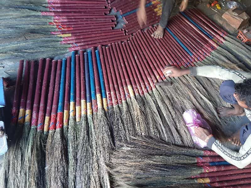 পুরনো অথবা ভাঙা ঝাঁটা ব্যবহার করা উচিত নয়। তবে পুরনোকে বাতিল করার আগে অবশ্যই কিনতে হবে নতুন।