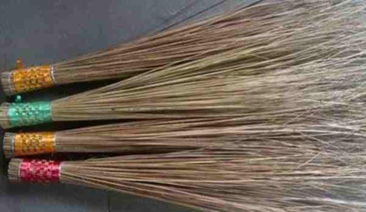 ঝাঁটা কেনার পরে তা কোনও ভাবেই রান্নাঘর, শোওয়ার ঘর, খাটের নীচে বা আলমারির কাছে রাখা যায় না। 