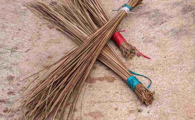 বাড়ির দক্ষিণ-পশ্চিম বা উত্তর-পূর্ব দিকে মাটিতে শুইয়ে ঝাঁটা রাখলে শুভ। বাইরে থেকে ঝাঁটা দেখা গেলে তা অশুভ।