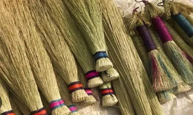 ধনতেরসের দিন ঝাড়ু কেনার পাশাপাশি মন্দিরে ঝাড়ু দান করা হয়। এতে ঘরের নেতিবাচক আবহ কেটে যায়। অনেকেই তাই একাধিক ঝাঁটা কেনেন। 