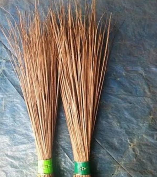 ধনতেরস বা দুপুরের পরে এবং সূর্যাস্তের আগে ঝাড়ু কিনতে হয়। রাতে ঝাড়ু কেনা অশুভ। 