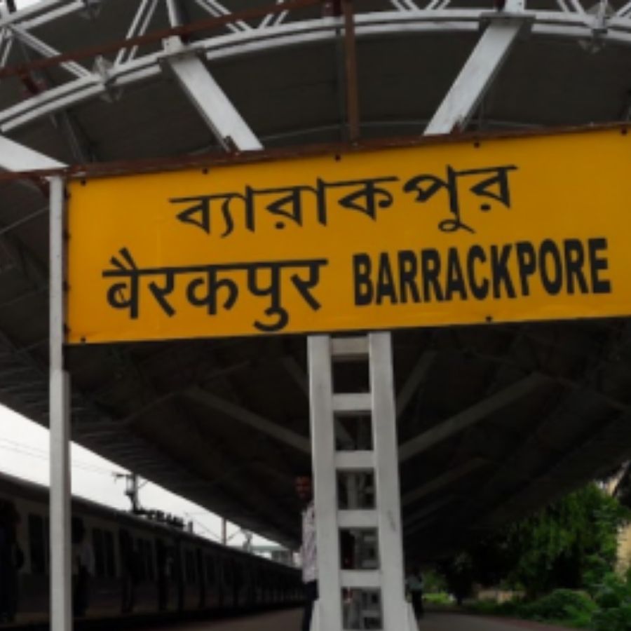 দুর্গাপুজো গোটা বাংলা জুড়ে সাড়ম্বরে পালিত হলেও, কালীপুজো বিশেষ পিছিয়ে থাকে না। এর মধ্যে অবশ্যই উল্লেখযোগ্য হল ব্যারাকপুরের কালীপুজো। আর এই বছর এখানে পুজো দেখতে এলে, এই মিষ্টির দোকানে কিন্তু ঢুঁ মারতে ভুলবেন না। 