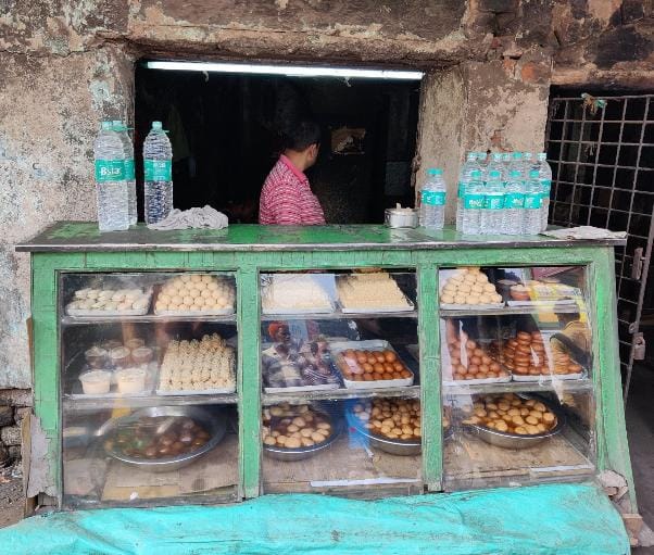 কোথায়? ব্যারাকপুর স্টেশনের ঠিক কাছেই অবস্থিত সত্য নারায়ণ মিষ্টান্ন ভান্ডার। যা স্থানীয়দের কাছে জালুয়ার মিষ্টির দোকান বলেই বেশি খ্যাত। 