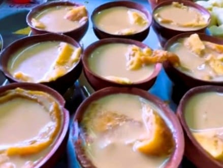 এই দোকানের রাবড়ির দারুণ সুখ্যাতি। 