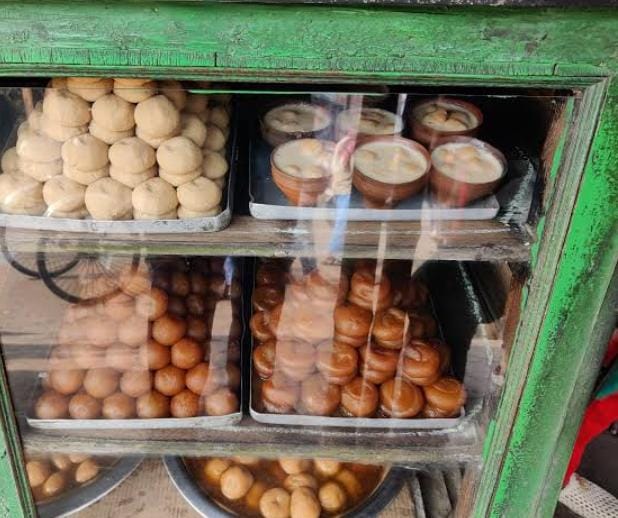 ইতিহাসের সঙ্গে জড়িয়ে থাকা এই মিষ্টির দোকানের রাবড়ির ১০০ গ্রামের দাম ৫০ টাকা। 