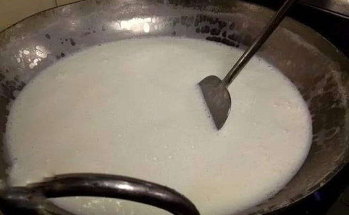 ৯০ লিটার দুধ ফুটিয়ে ৬০ লিটারে নিয়ে আসা হয় জাল দিয়ে ঘন করিয়ে। 