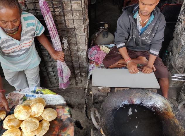 কেবল রাবড়ি নয়, এই দোকানের কচুরি আর ছোলার ডালও বেশ বিখ্যাত। এর দাম ৪ পিসের জন্য ২০ টাকা। 