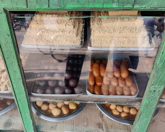 তা হলে আর কী এ বার ব্যারাকপুরে কালীপুজো দেখতে এলে এখান থেকেই মিষ্টিমুখ বা কচুরি দিয়ে পেটপুজো সেরে ফেলতে পারেন। (এই প্রতিবেদনটি ‘আনন্দ উৎসব’ ফিচারের একটি অংশ)।