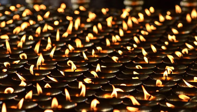 আপনার জীবনে যেন হাজার প্রদীপের আলো জ্বলে ওঠে! সব অশুভ মুছে যাক, শুভ ও সুন্দর হোক আপনার প্রতিটি দিন। শুভ দীপাবলি!