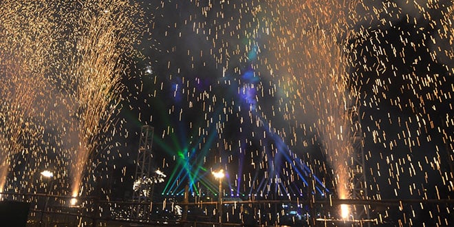 সুস্থ থাকুন, শান্তিতে থাকুন। আপনার জীবনে যেন দুঃখের ছায়া না পড়ে। শুভ কালীপুজো ও দীপাবলি ২০২৫! উৎসবের শুভেচ্ছা।  (এই প্রতিবেদনটি ‘আনন্দ উৎসব’ ফিচারের একটি অংশ।)