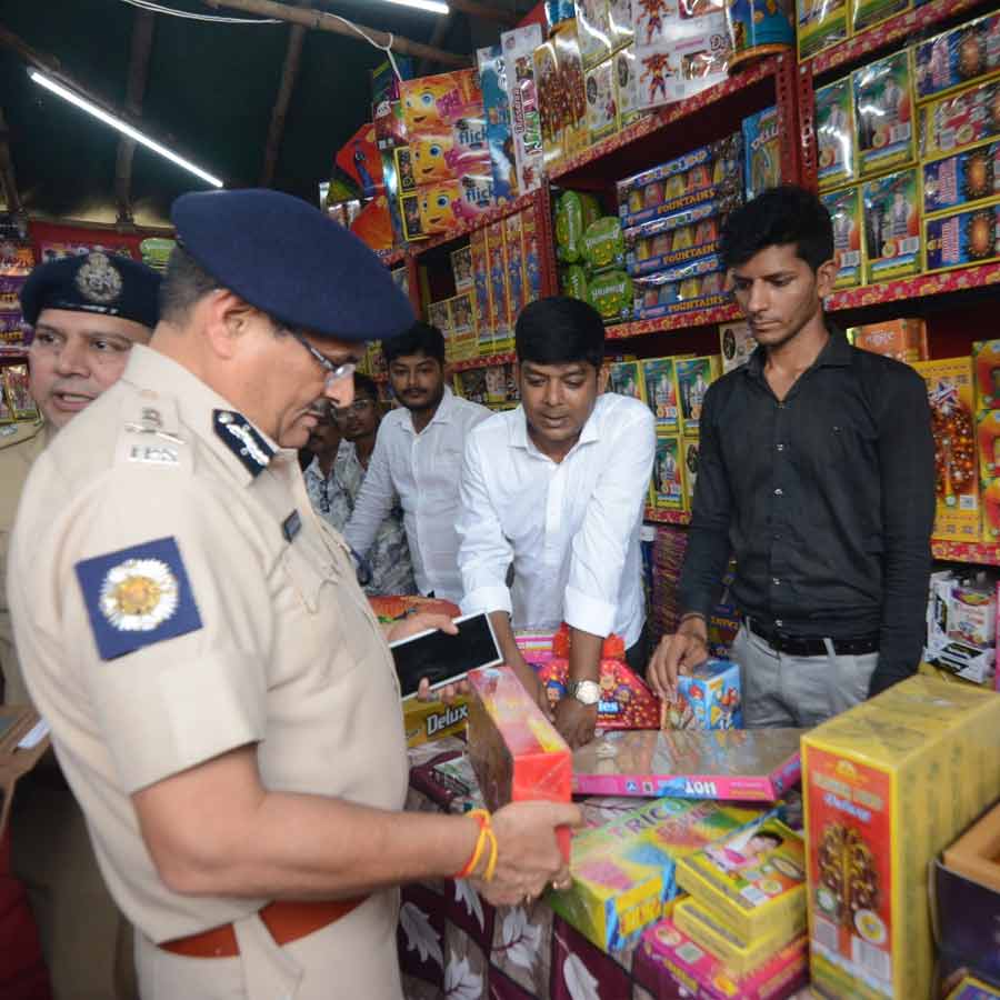 Kolkata Police allows only green firecrackers for Kali Puja and Diwali; bursting time restricted to 8–10 PM on October 20 dgtl