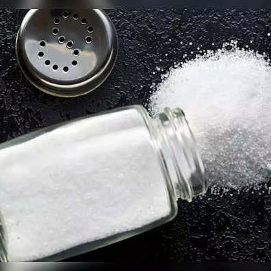 অনেকেই মনে করে শনিবার দিন নুন কিনতে নেই। হ্যাঁ, এই কথা ঠিক। তবে ধনতেরস যেহেতু একটি বিশেষ তিথি, আর এই দিনে নুন কেনা শুভ বলে মনে করা হয়, তাই ২০২৫ সালে ধনতেরস শনিবার পড়লেও নুন কেনা যাবে। 