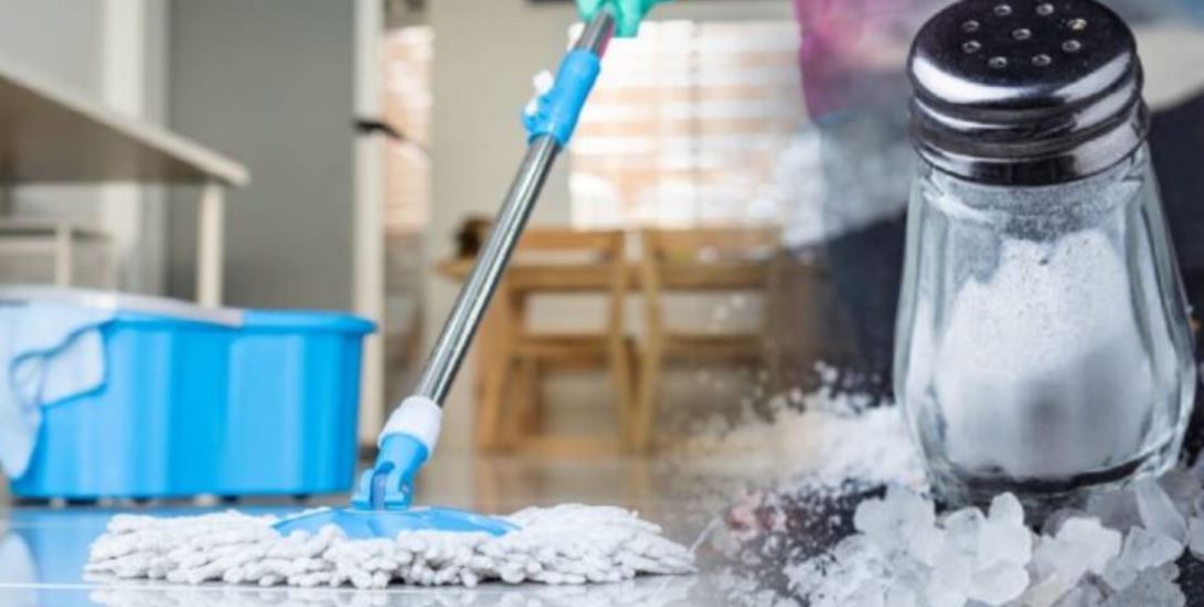 ঘরে যদি নেতিবাচক শক্তির প্রভাব টের পান, তাহলে সেটা দূর করতে, ভবিষ্যতে প্রবেশ আটকাতে এবং ইতিবাচক শক্তিতে ঘর ভরিয়ে তুলতে চাইলে এক চিমটে নুন জলে ফেলে সেই জল দিয়ে ঘর মুছুন।