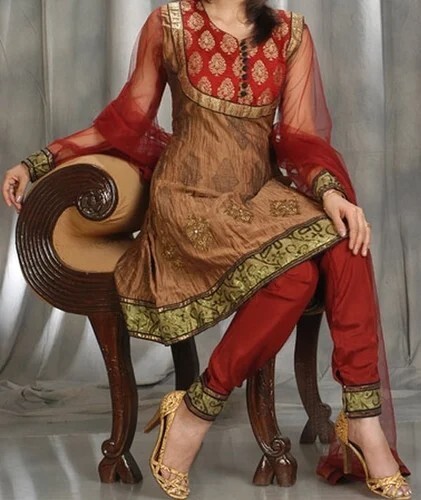 আঁটোসাঁটো পোশাক পরুন: কালীপুজো রাতে খুব ঢিলেঢালা বা ফ্লোয়িং পোশাক পরা উচিত নয়। কারণ, এই ধরনের পোশাক প্রদীপ বা বাজির আগুনের কাছাকাছি এলে সহজে ধরে যেতে পারে। বরং ফিটিং বা সেমি-ফিটিং অর্থাৎ মাপসই এবং আঁটোসাঁটো পোশাক বেছে নিন।