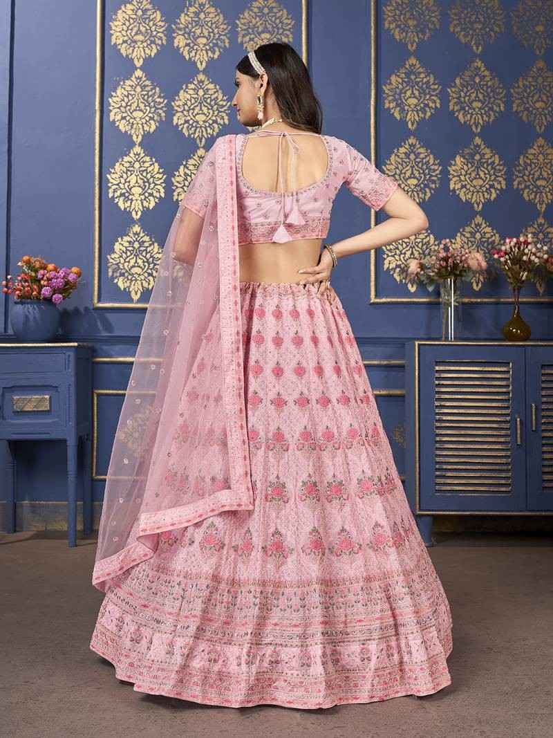 লম্বা পোশাক এড়িয়ে চলুন: মেঝে পর্যন্ত ঝোলানো বা অতিরিক্ত লম্বা লেহঙ্গা, কুর্তা বা শাড়ি এড়িয়ে চলুন। কারণ, এই ধরনের পোশাক পরলে হাঁটার সময়ে বা প্রদীপের পাশে বসার সময়ে আগুন ধরে যাওয়ার ঝুঁকি বাড়তে পারে।