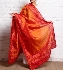 ওড়না ব্যবহারে সতর্কতা: ভারী কাজ করা বা অতিরিক্ত ঝোলানো স্কার্ফ কিংবা ওড়না যতটা সম্ভব এড়িয়ে চলুন। পরলেও তা ভাল ভাবে সেফটি পিন দিয়ে গুছিয়ে রাখুন। যাতে তা আগুনের কাছে চলে না যায়।