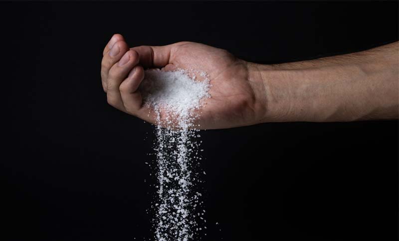 সন্তানের নজর লেগে থাকলে এদিন তার স্নানের জলে একটু নুন ফেলে দিন। সেই জলে সন্তানকে স্নান করান। নজর কেটে যাবে। 