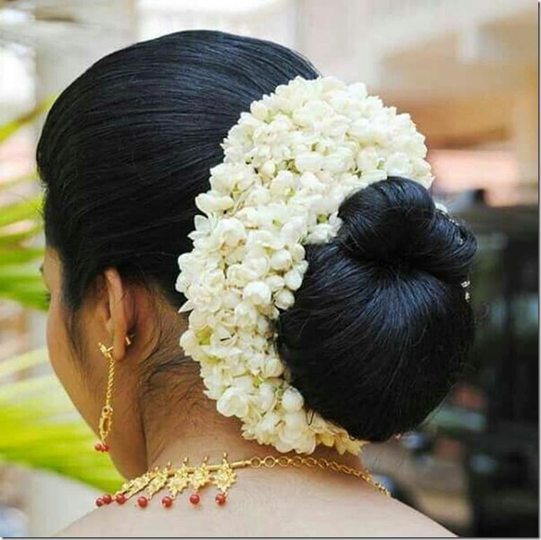 চুল খোলা রাখবেন না: লম্বা চুল খোলা রাখবেন না। অবশ্যই চুল বেঁধে রাখুন বা খোঁপা করে নিন। বাজি ফাটানো বা আরতির সময়ে খোলা চুল বিপদ ডেকে আনতে পারে।