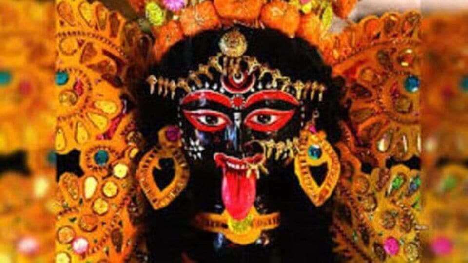  আনন্দ করুন, সতর্ক থাকুন: এই উৎসবের রাতে পোশাক ও গয়না নির্বাচনের ক্ষেত্রে ফ্যাশনের চেয়ে নিরাপত্তায় সবথেকে বেশি গুরুত্ব দিন। উৎসবের আনন্দ হোক বিপন্মুক্ত।  (এই প্রতিবেদনটি ‘আনন্দ উৎসব’ ফিচারের একটি অংশ।)