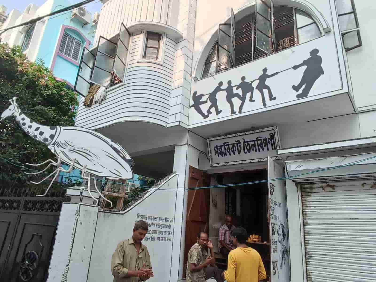 হাতিবাগান নবীন পল্লির দুর্গাপুজোর থিমে শতবর্ষে ‘আবোল-তাবোল’-এর দুনিয়া ঘুরেছিলেন দর্শকরা।   