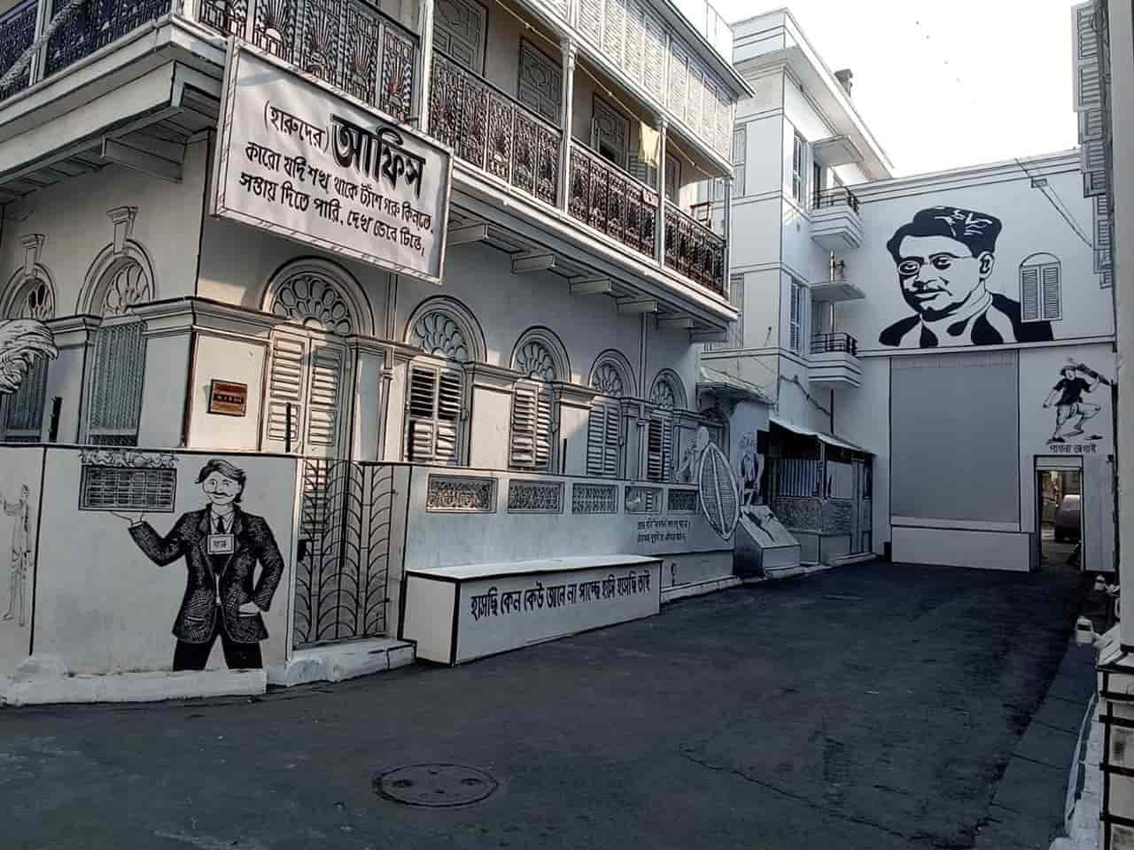 তবে এই থিমের নিরিখে কোনও অংশে পিছিয়ে নেই কালীপুজো-ও। 