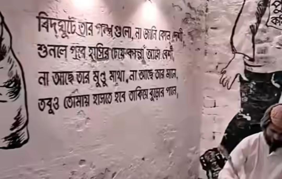  মণ্ডপ চত্বর জুড়ে যেখানেই দুই চোখ যায় সেখানেই জীবন্ত সব বইয়ের পাতার চরিত্রগুলি। 