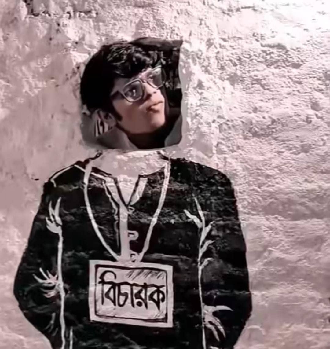 আঁকিবুঁকি তো আছেই, চরিত্রগুলিকে ফুটিয়ে তুলেছেন মানুষেরাও।   (এই প্রতিবেদনটি ‘আনন্দ উৎসব’ ফিচারের একটি অংশ।)