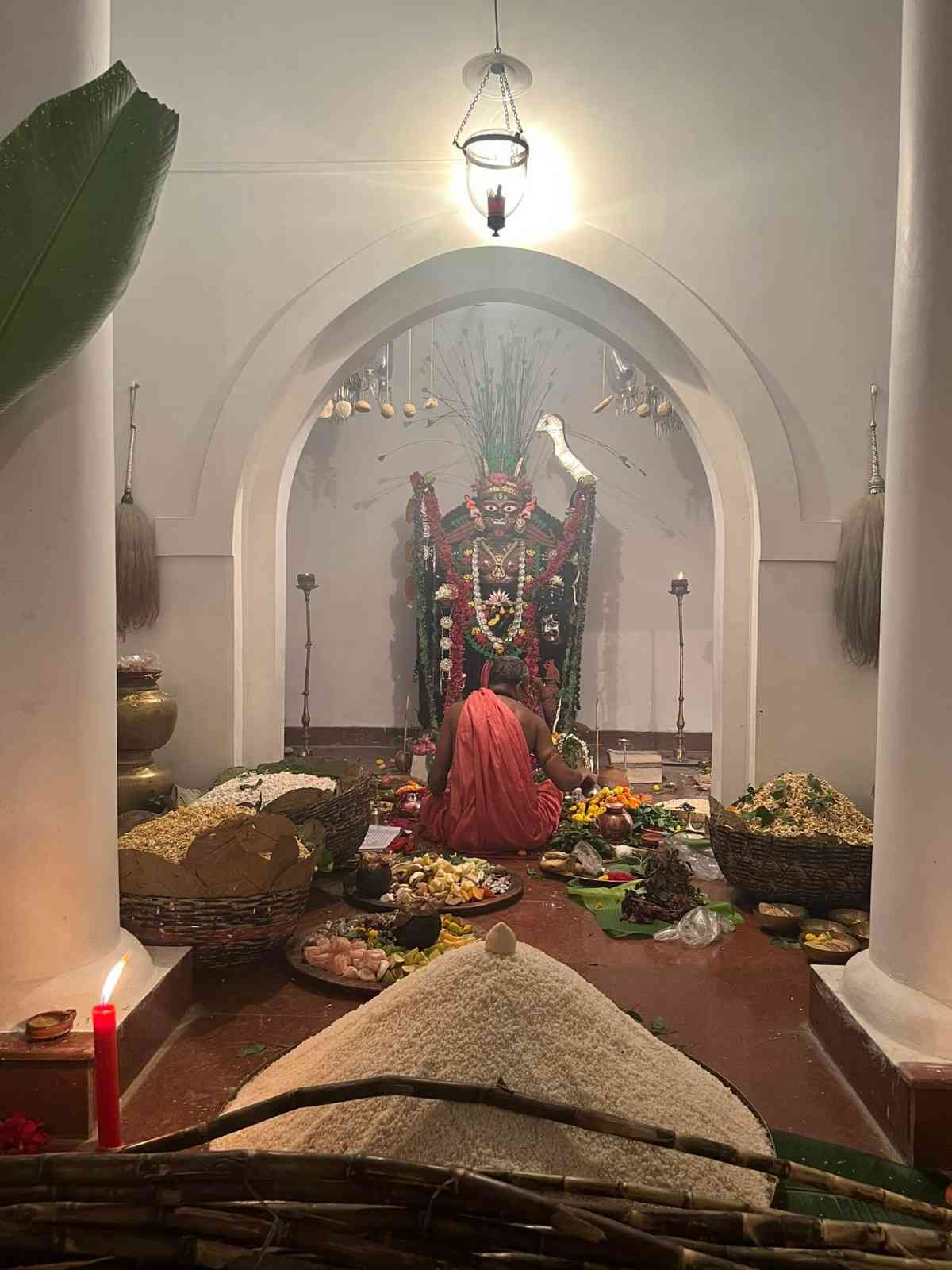 এখানে কালীপুজোর সূচনা করেছিলেন সংশ্লিষ্ট দে পরিবারের কর্তা লক্ষ্মীনারায়ণ দে। 