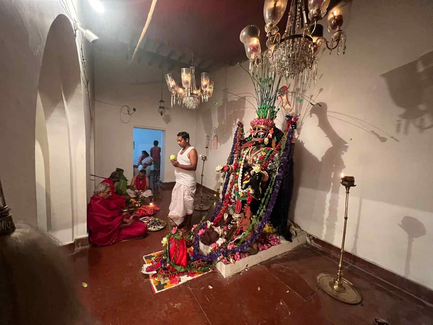 কথিত, দেবী স্বয়ং তাঁর মন্দির নির্মাণ ও পুজো শুরুর জন্য লক্ষ্মীনারায়ণকে স্বপ্নাদেশ দিয়েছিলেন!