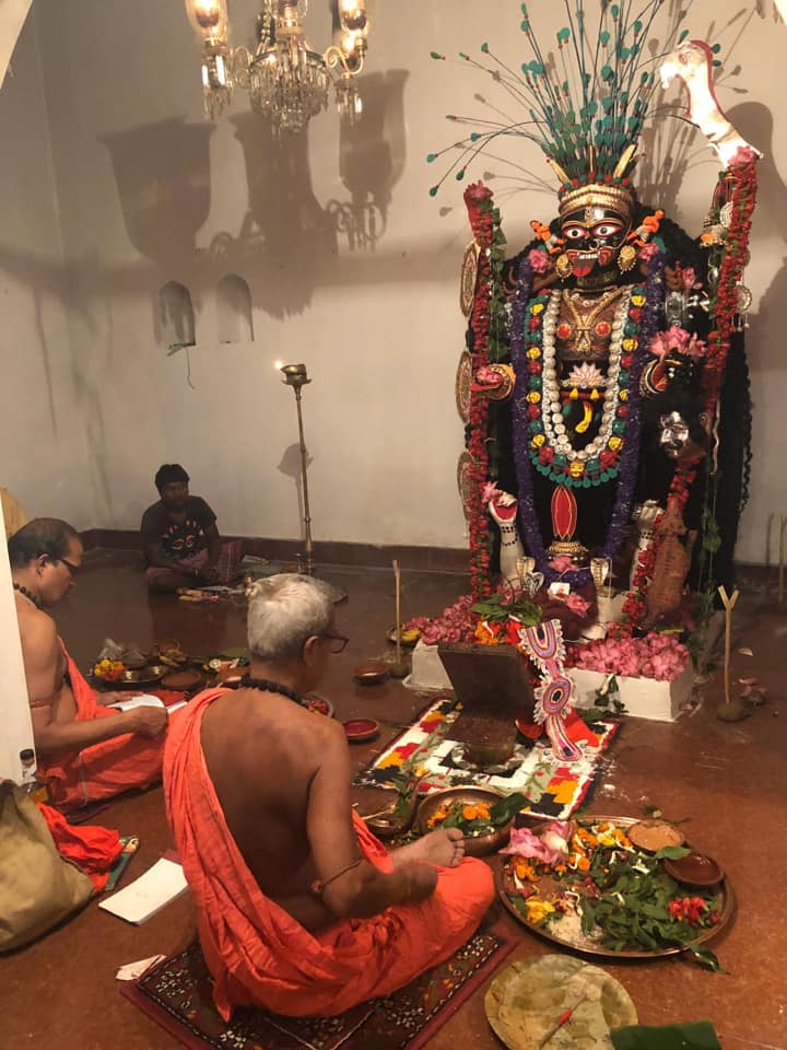 সেই স্বপ্নাদেশে বলা হয়েছিল, দেবী কালী স্বয়ং আবির্ভূতা হবেন! তাঁর উপস্থিতি বোঝা যাবে নূপুরের শব্দে। সেই শব্দ যেখানে থামবে, সেখানেই মন্দির ও বিগ্রহ প্রতিষ্ঠা করতে হবে।