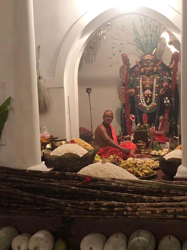 দেবীর নির্দেশ মেনে আজও এক জন অবিবাহিতা কন্যার সারা বছরের ভোজনের সমতুল্য হিসাবে ১০৮ কেজি চাল পুজোয় অর্পণ করা হয়। 