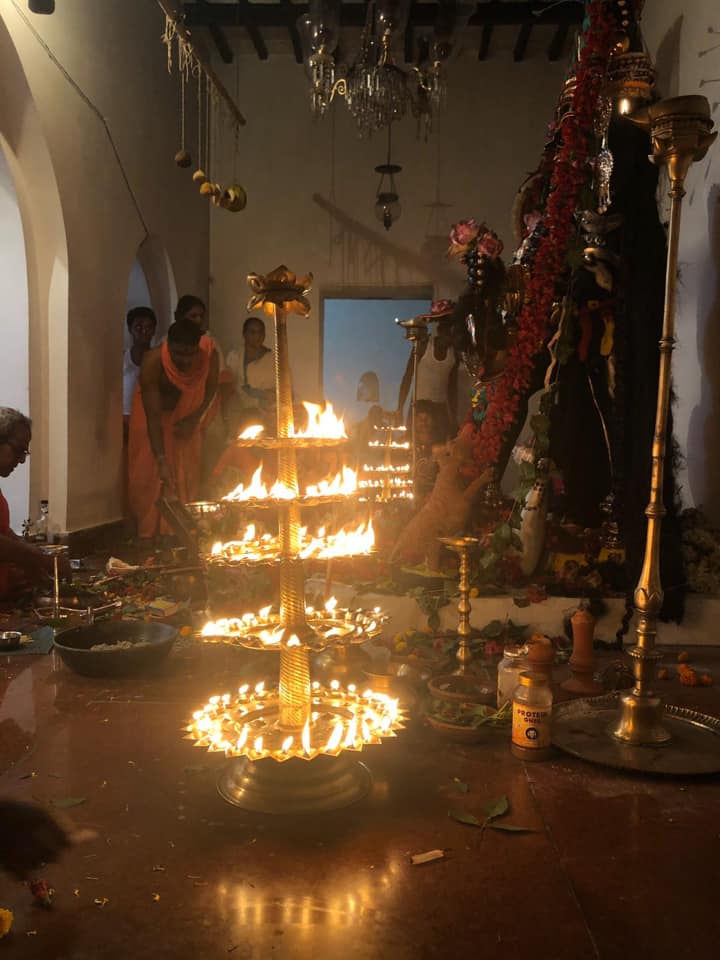 গত কয়েক শতাব্দী ধরে এ ভাবেই লছিপোদ্দার কালীবাড়িতে পূজিতা হয়ে আসছেন দেবী।   (এই প্রতিবেদনটি ‘আনন্দ উৎসব’ ফিচারের একটি অংশ।)