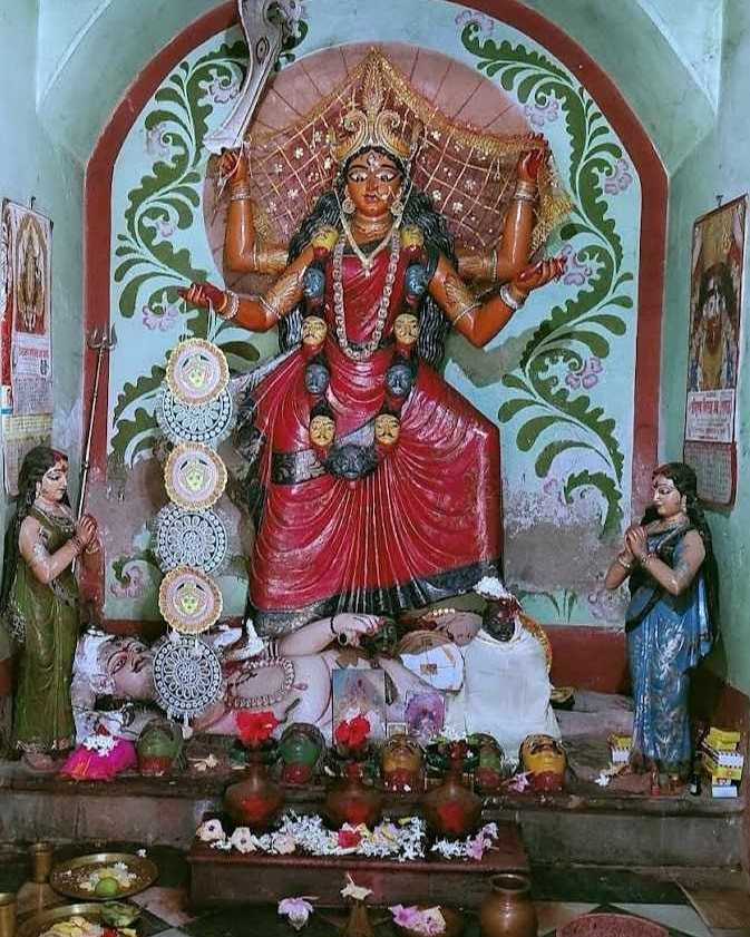 কথিত আছে, বহু বছর আগে মা নাকি ক্ষুব্ধ হয়ে এক নব বধূকে ভক্ষণ করেছিলেন! তা নিয়ে দু'টি কাহিনি শোনা যায়।