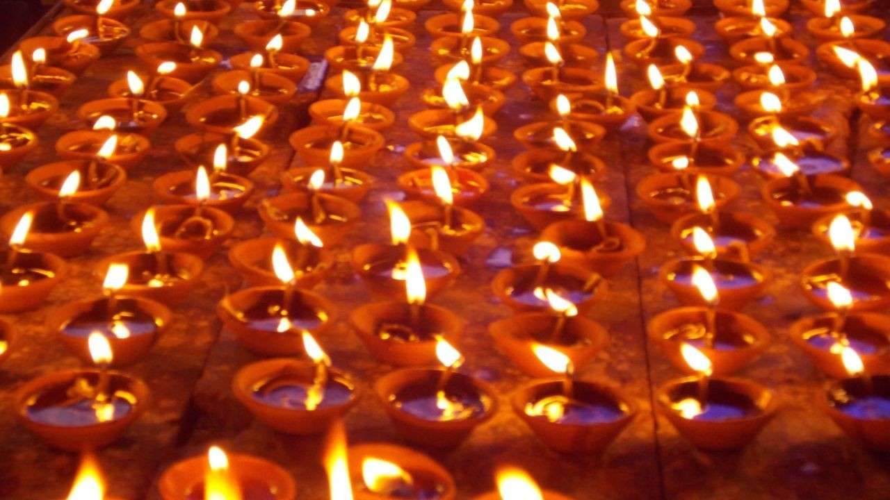 প্রথমটি হল - নিষেধ অগ্রাহ্য করে সন্ধিপুজো চলাকালীন মায়ের মূর্তির সামনে আশীর্বাদ নিতে হাজির হয়েছিলেন ওই নব বধূ ও তাঁর স্বামী।